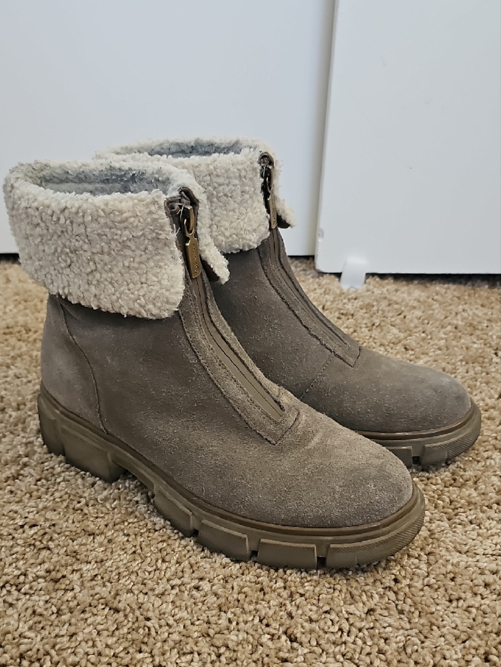 BLONDO Waterproof Taupe Grey Suede Faux Shearling Cuff Ankle Boots SZ 8.5